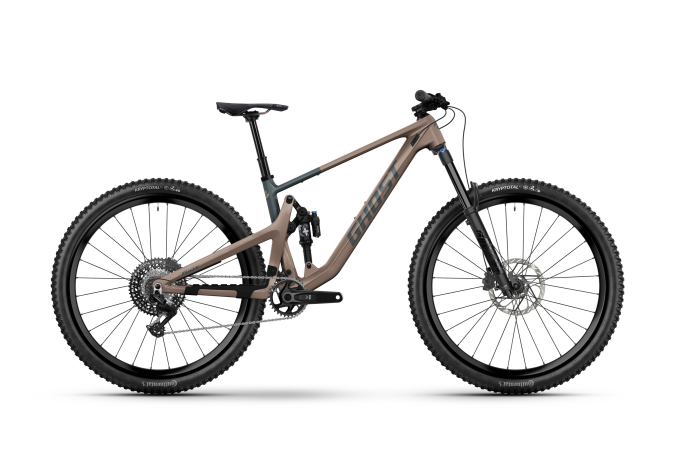 Ghost Riot Trail CF Pro 2026.